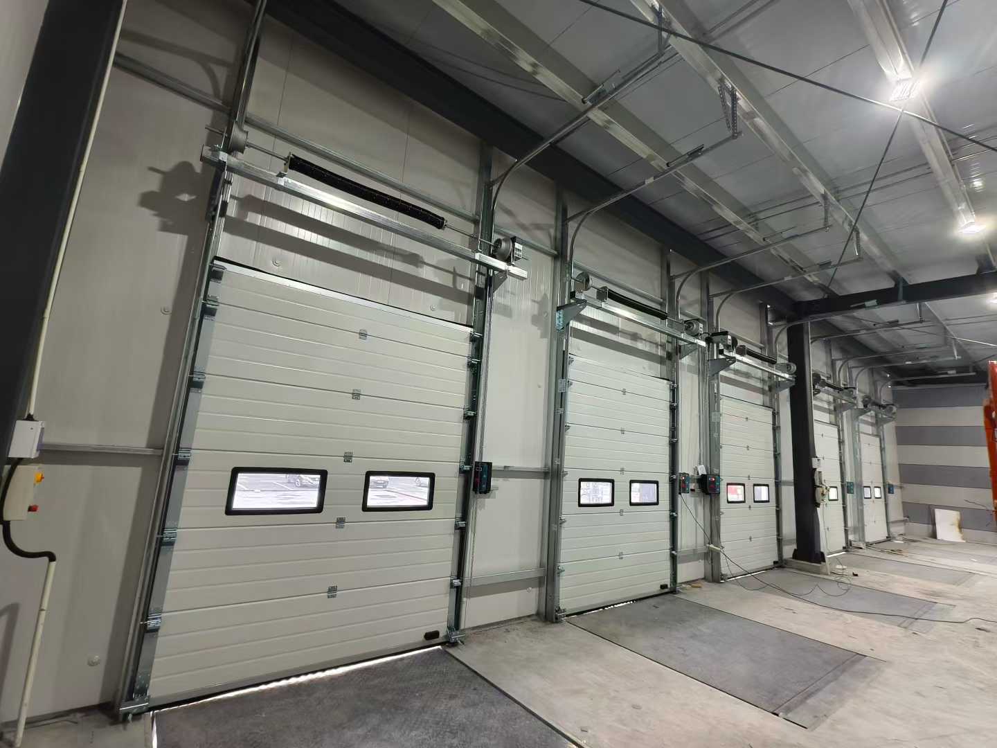 Қойма жобалары үшін өнеркәсіптік секциялық есіктер мен док нивелирлерін жөнелту